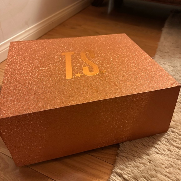 Taylor Swift The Life of a Showgirl Box & Sweater & CD - Picture 2 of 6